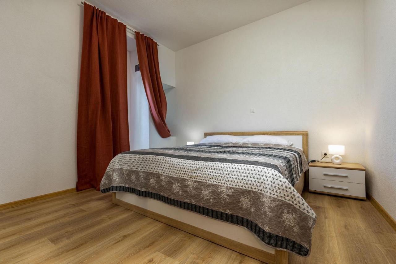 Apartments Smaila 1729 พูลา ภายนอก รูปภาพ